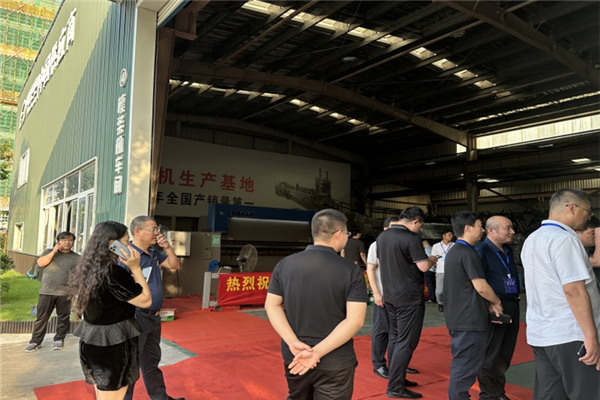 Esposizione di macchine per la formatura di rulli nello stabilimento di Beenew